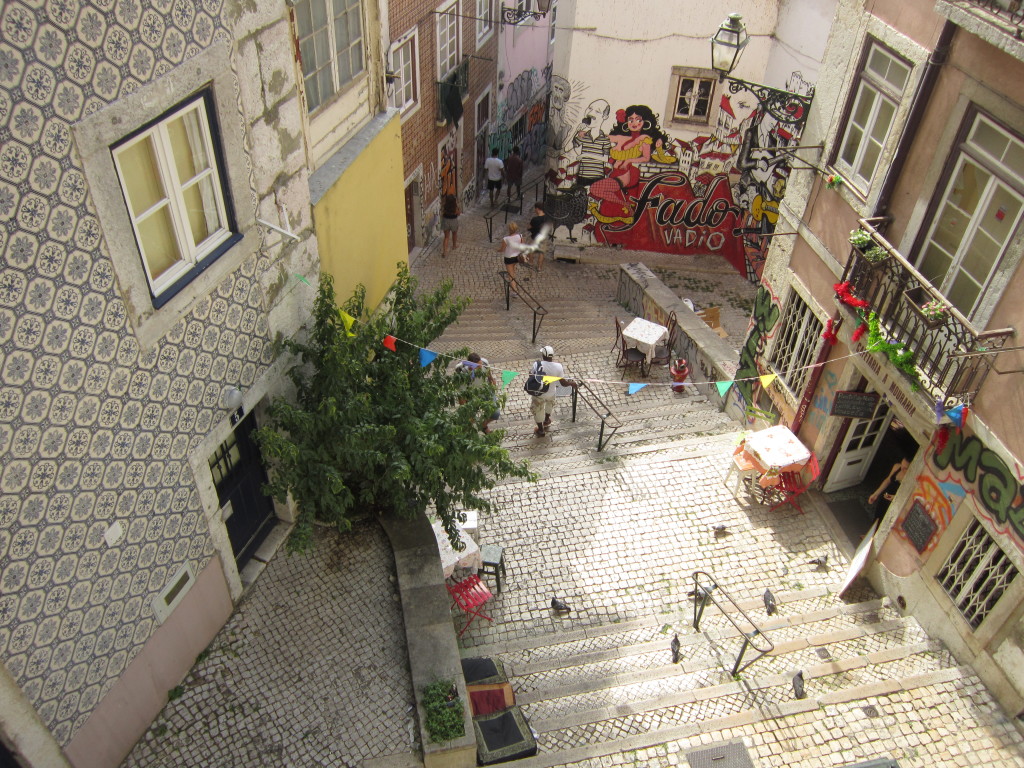 La barul lui Marco, între Rua da Madalena și Igreja (biserica) de São Cristóvão, găsești muzică OK, design de bun gust și atmosferă relaxantă, la prețuri obrăzate. Pe străduța cu scări, ceramica și lucrările unor grapheri surprind plăcut